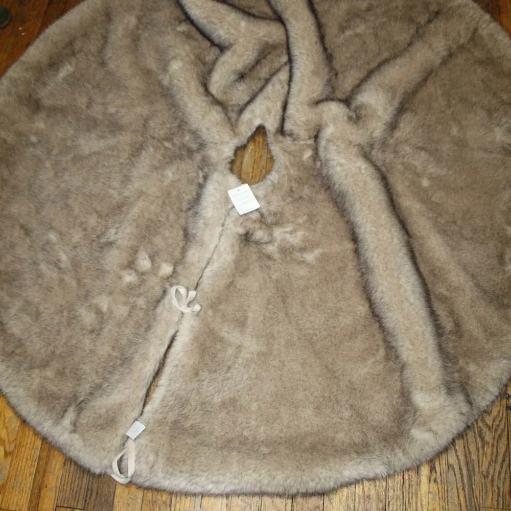 Pottery Barn. Faux Mink Tree Skirt. Sz. 60